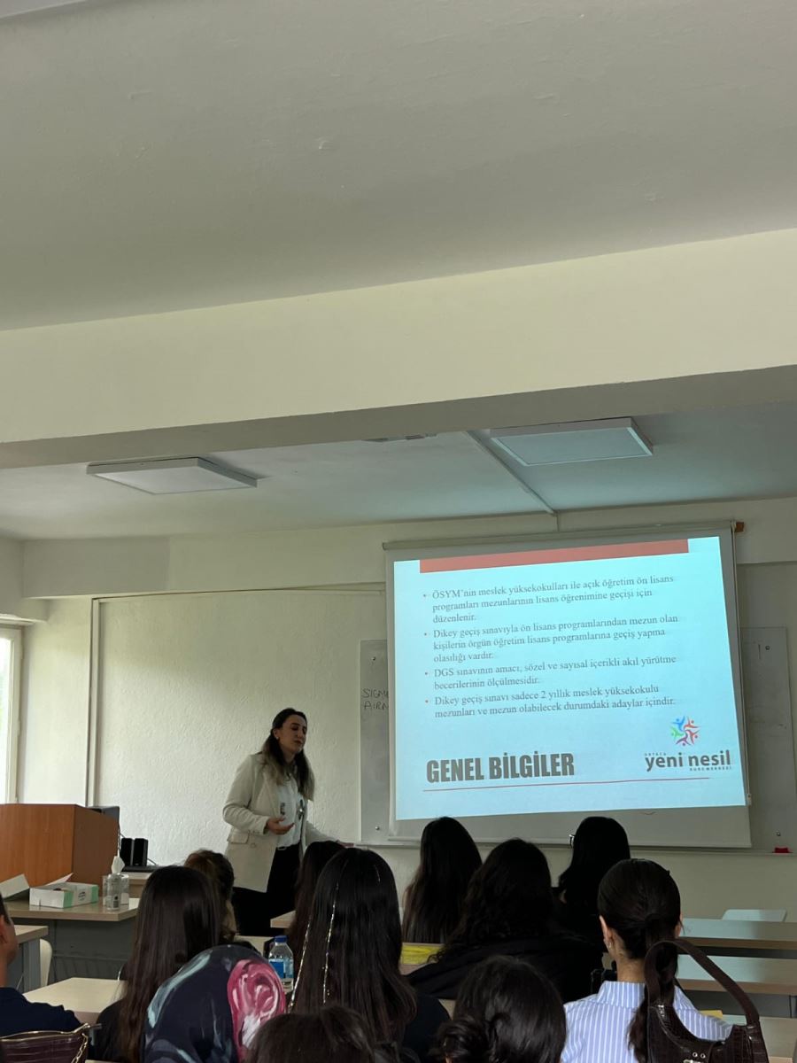 Dalaman Meslek Yüksekokulu'nda, önlisans öğrencilerini lisans programlarına hazırlamak amacıyla Dikey Geçiş Sınavı (DGS) hakkında bilgilendirme semineri düzenlendi.  Seminer, 22 Nisan 2025 Salı günü, Rehber Öğretmen Hale Çetin tarafından gerçekleştirildi. Seminerde, sınavın kapsamı, başvuru süreci, puanlama sistemi, tercih dönemi ve çalışma yöntemleri gibi pek çok konu ele alındı. Öğrenciler seminer boyunca hem sorularını sorma fırsatı buldu hem de sınav sürecine dair motivasyon kazandı.